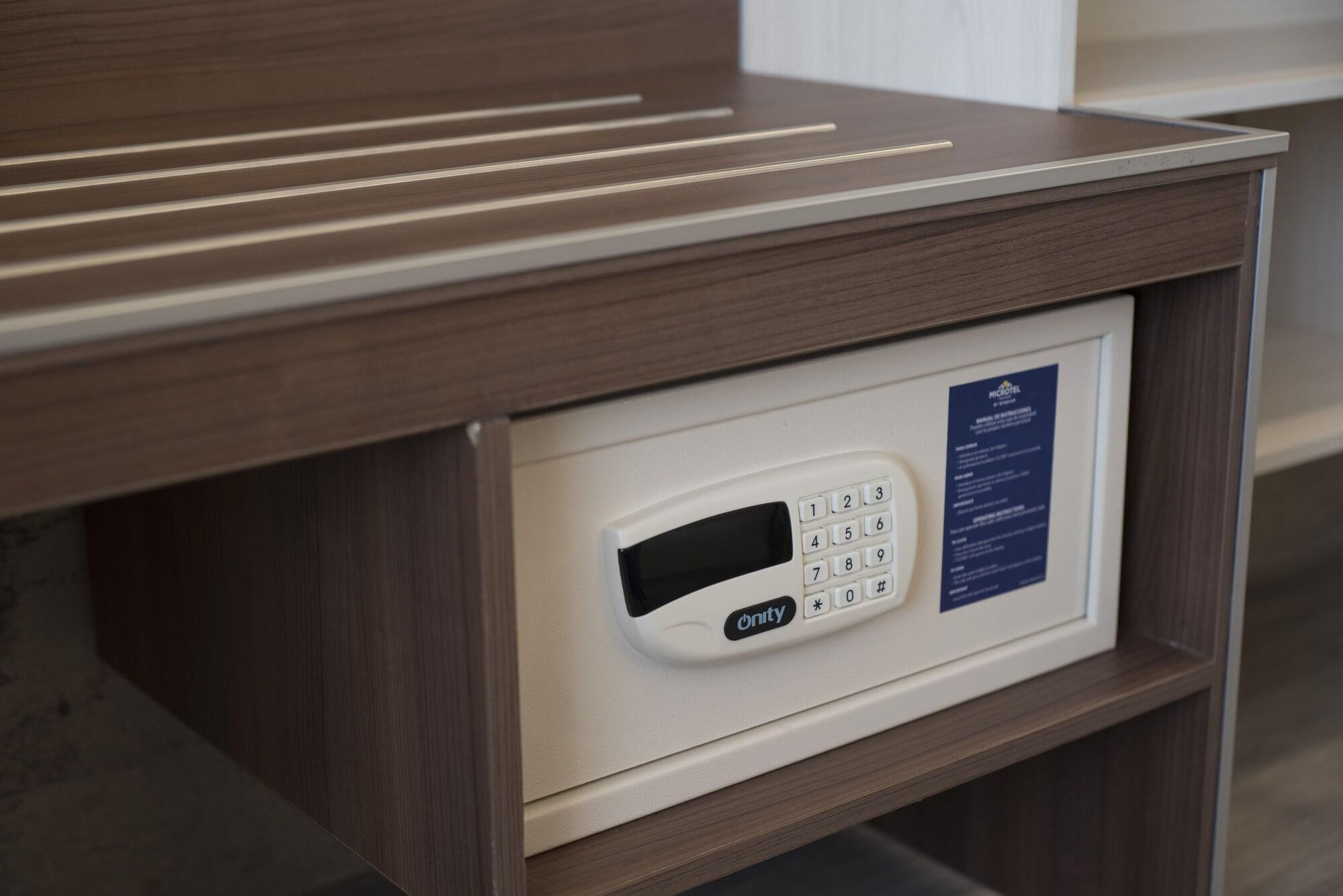 Microtel Inn & Suites By Wyndham Irapuato Zewnętrze zdjęcie