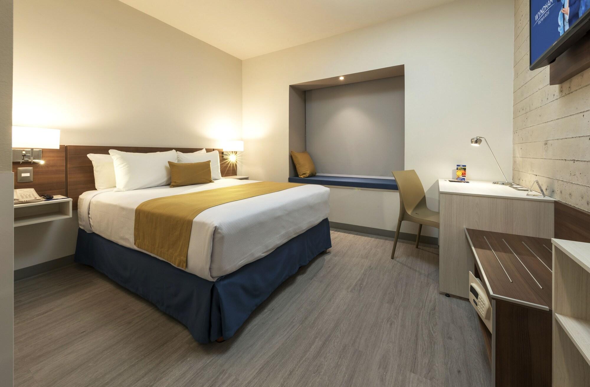 Microtel Inn & Suites By Wyndham Irapuato Zewnętrze zdjęcie
