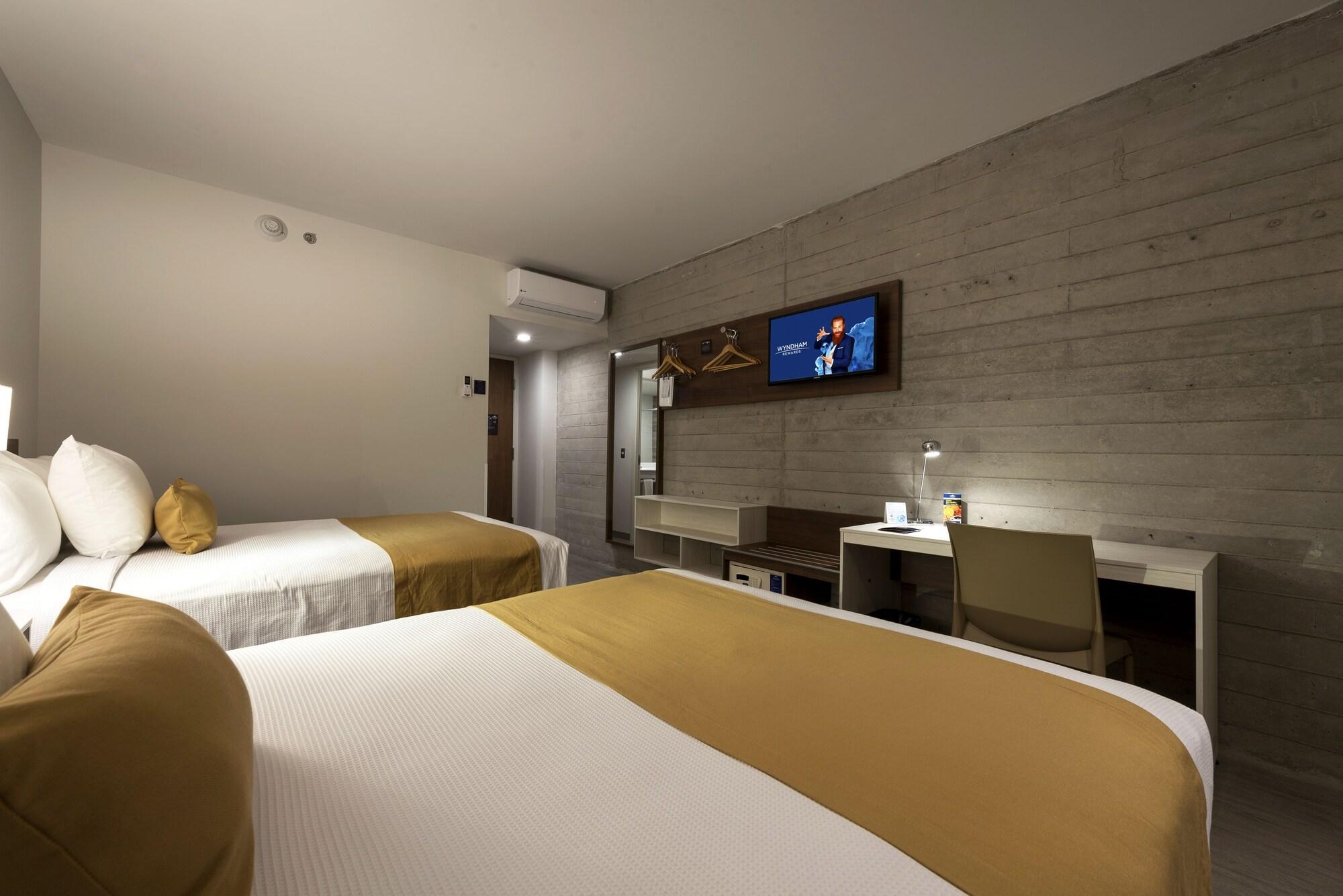 Microtel Inn & Suites By Wyndham Irapuato Zewnętrze zdjęcie