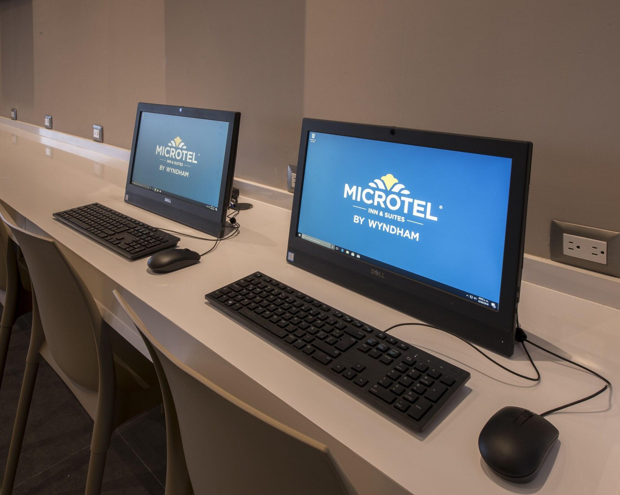 Microtel Inn & Suites By Wyndham Irapuato Zewnętrze zdjęcie