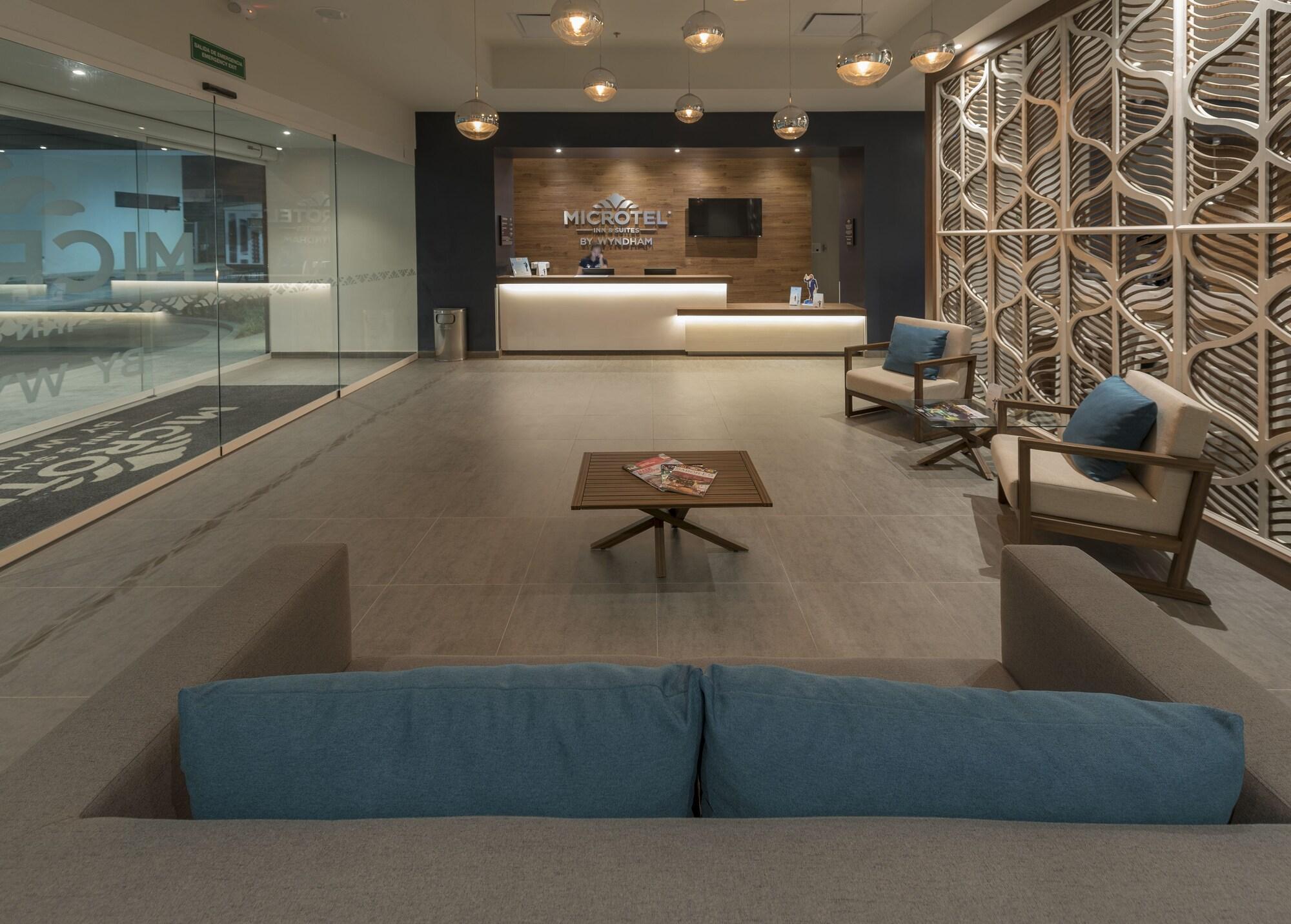 Microtel Inn & Suites By Wyndham Irapuato Zewnętrze zdjęcie
